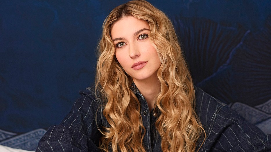 Puskás-Dallos Bogi január-februári szám címlapján