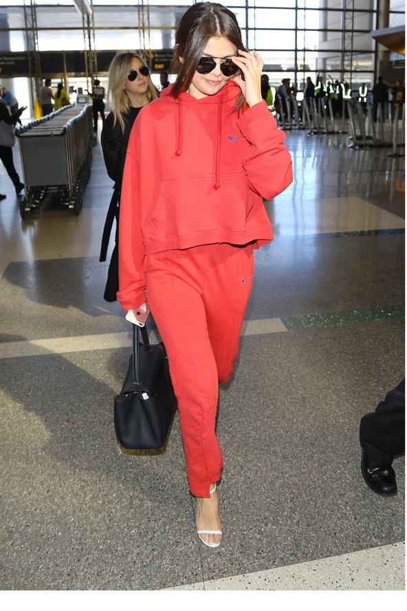 selena gomez, divatbűn, divatbaki, vetements, melegítő, szandál