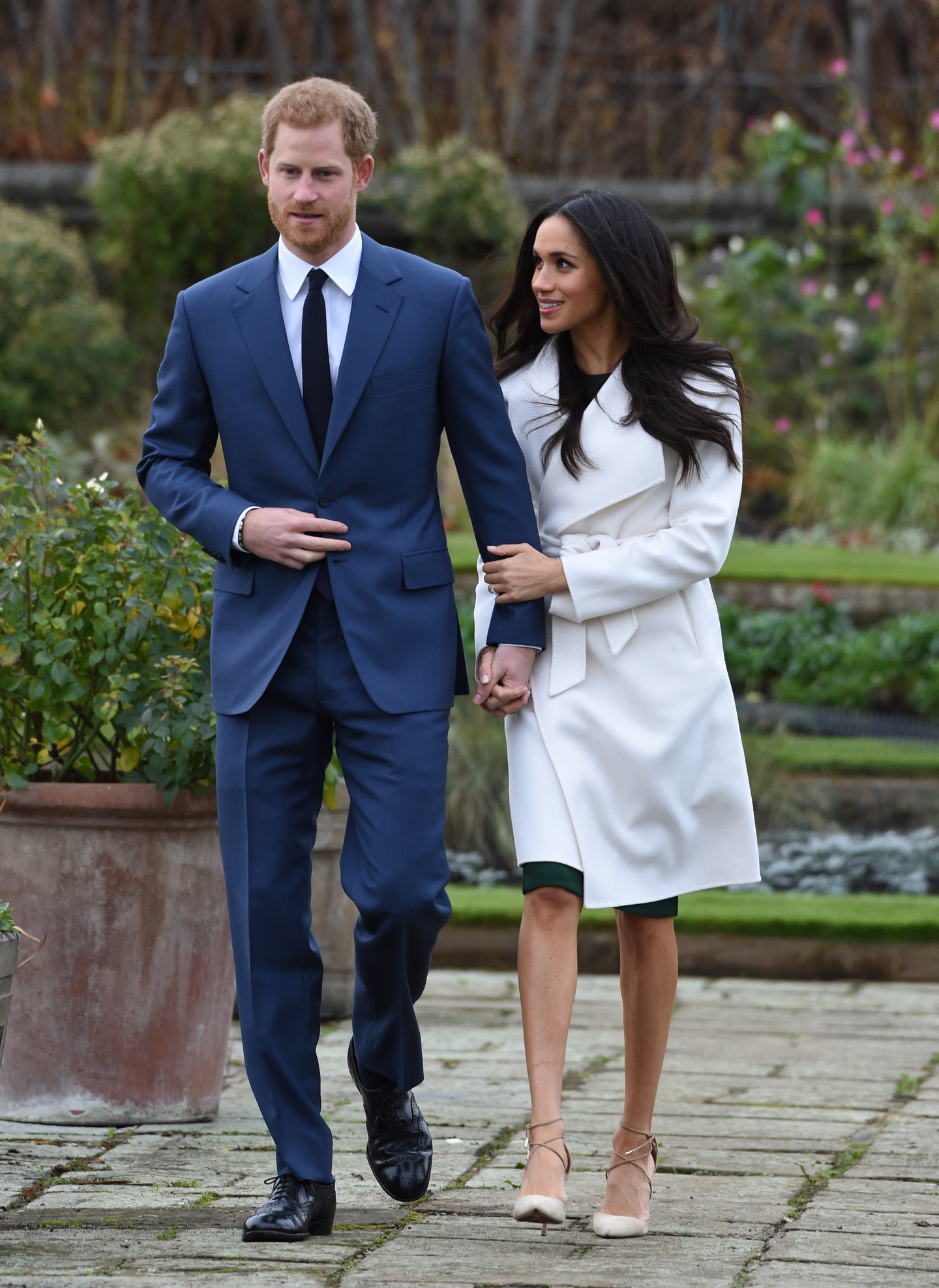 Meghan Markle sokszor keresi Harry herceg kezét vagy marad látványosan a közelében. Már 2017-ben is „kapaszkodott belé”, amikor bejelentették, hogy eljegyezték egymást.