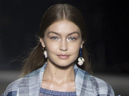 Úgy néz ki Gigi Hadid véletlenül a nagymamája pulcsiját vette fel