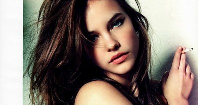 Barbi mellét csak egy sál takarja