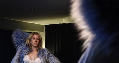 Egy szál átlátszó melltartóban Ellie Goulding