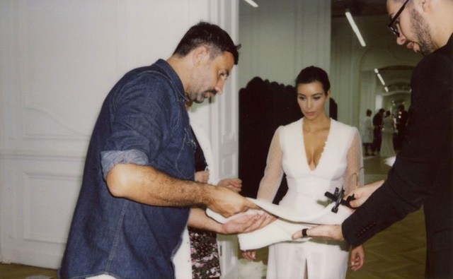 Íme Kim Kardashianék sosem látott esküvői fotói!