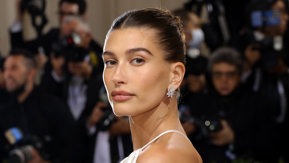 Hailey Bieber egy ikonikus divattörténeti pillanatot idézett meg a Met gálán