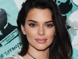 Kendall Jenner nadrágja annyira förtelmes, hogy még rajta sem áll jól