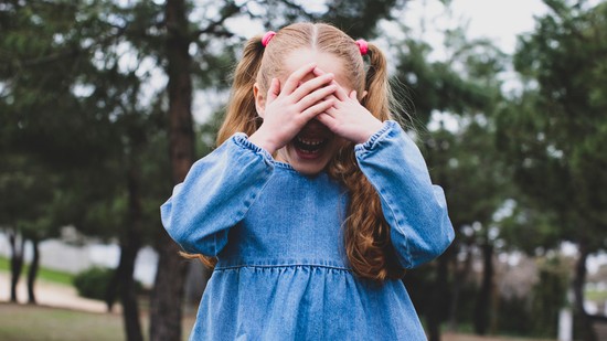 Rendben van, ha a szülő a kisgyermeke előtt öltözik át? És ha nyitva marad a vécéajtó?