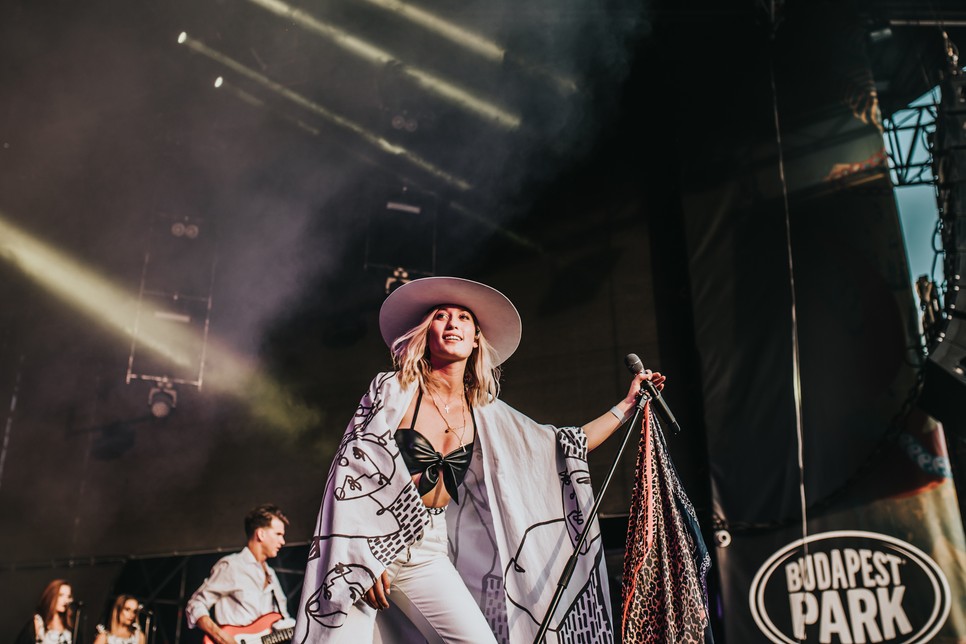 Kalap: Vecsei Millinery, fürdőruha és lepel: Anna Amelie  és lepel