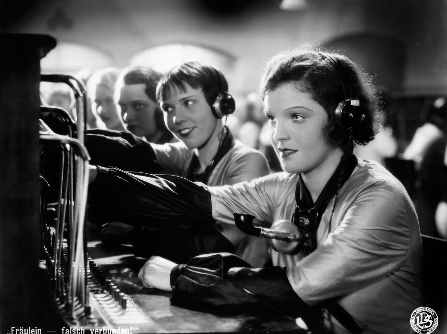 Magda Schneider az 1932-ben megjelent Sorry, Miss - wrong number című filmeben telefonkezelő kisasszonyt alakított. 