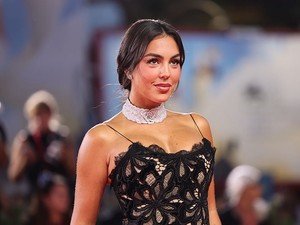 Cristiano Ronaldo menyasszonya álomszép csipkeruhában pózolt a vörös szőnyegen, gigantikus eljegyzési gyűrűjét is megvillantotta