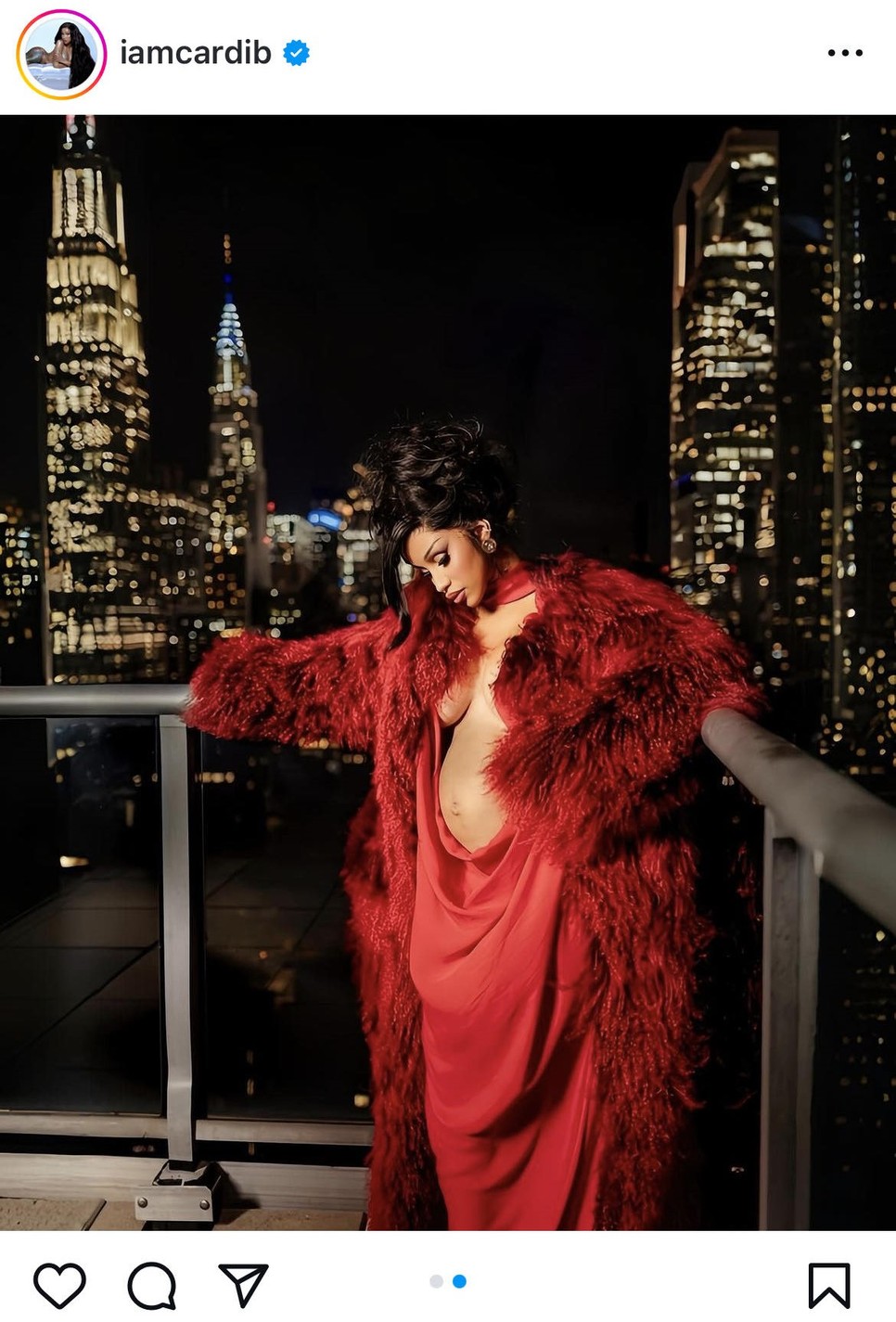 New York fényei ragyognak a háta mögött