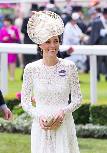 2016 - az első év, amikor Katalin hercegné debütált a rangos eseményen, mindezt fehér csipkében, visszafogottan, mégis elegánsan