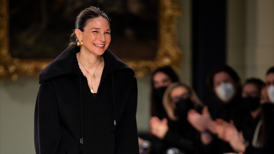 Sándor Szandra a Nanushka alapító tervezője a Budapest Central European Fashion Week-en bemutatott 2022-23-as őszi-téli kollekcióbemutatójának fináléjában. A tervezőnő nemzetközi sikerei ellenére is fontosnak tartja, hogy hazai divatbemutatója, és budapesti üzlete is legyen, ebben példát mutat mindenkinek