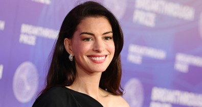 Anne Hathaway pucérruhájából árad a meztelenség, óriási feltűnést keltett a vörös szőnyegen