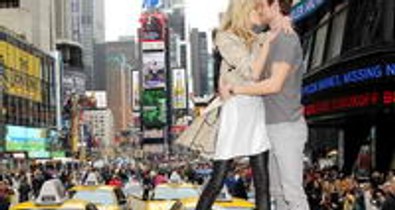 Forró csókkal állították meg a forgalmat