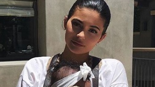 Kylie Jenner kislányának strandoló szettje a legédesebb