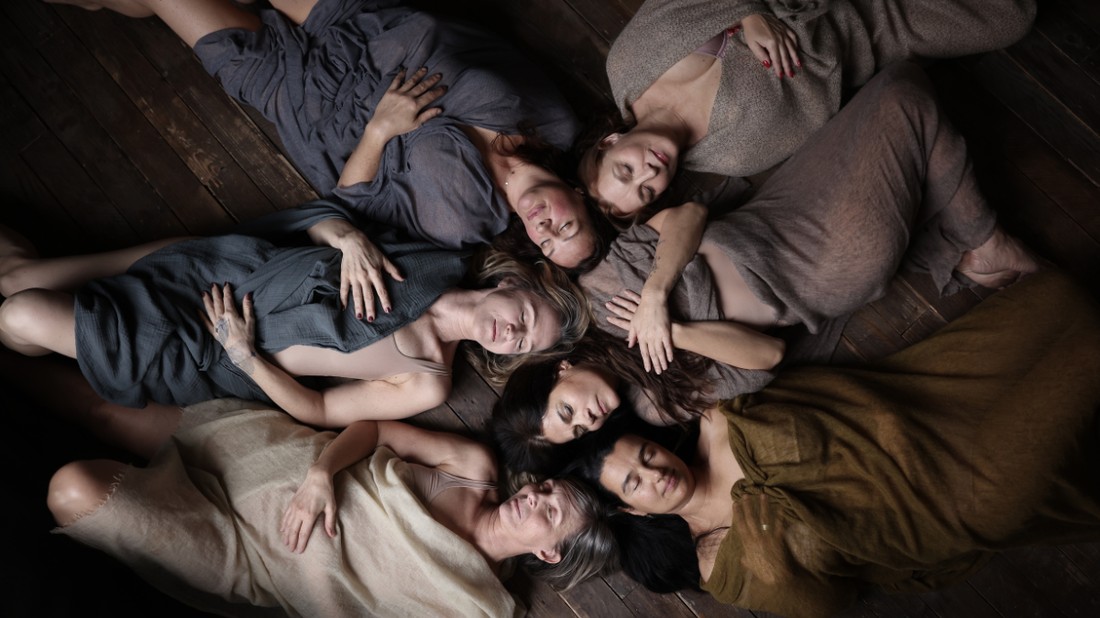 A Beyond Flesh alapítói. Kivétel nélkül plasztikai beavatkozás nélküli 50 pluszos nők: Kunerth Hajnalka, Pálfi Éva, Rieger Johanna, Szabó Renáta, Szentesi Szilvia, Szilasi Márti Anahita