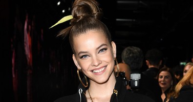 Hoppá! Palvin Barbi és Emily Ratajkowski együtt szexiztek a Versace show-ján