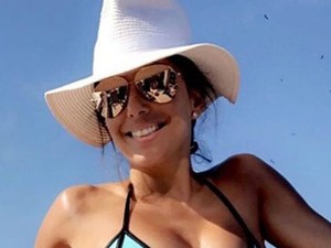 Itt az évvége: Eva Longoria megint bikinis fotókkal kerget mindenkit az őrületbe