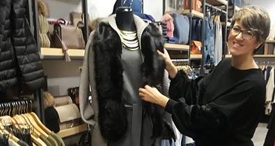 Kákonyi Dóra ma is nagyon csinos szőrmebetétes pulcsijában!