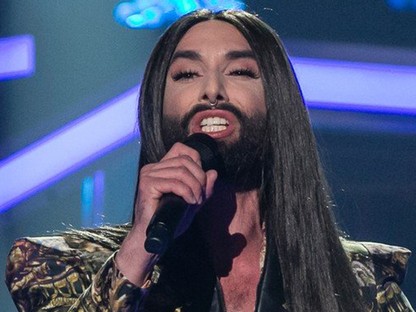 Conchita Wurst imádja a magyar tervezőket, most Abodi ruhában lépett fel