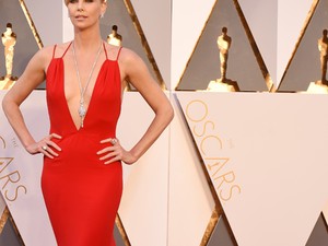 Charlize Theron vörös ruhája aranyszobrot ért volna