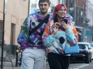 Dua Lipa és Amwar Hadid ilyen felszabadultan császkálnak összeöltözve London utcáin