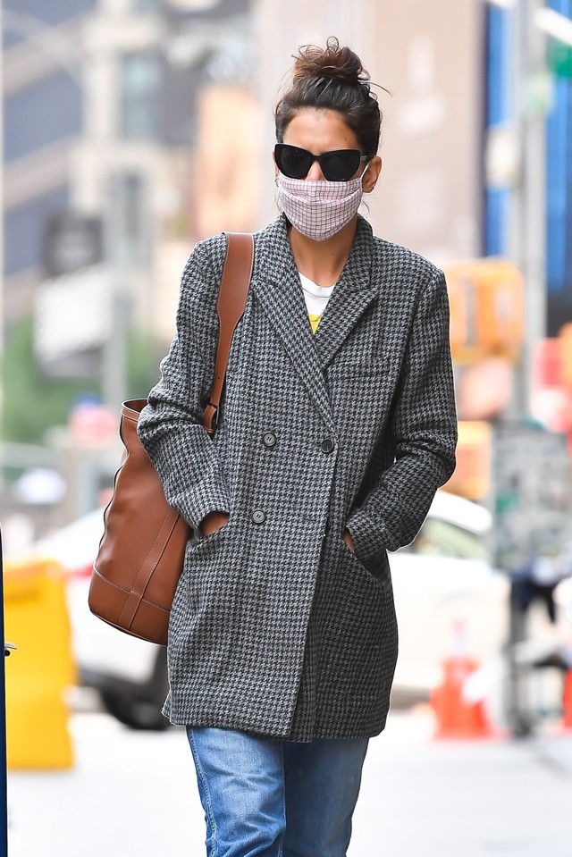 Katie Holmes őszi kabátját valószínűleg sok emberen fogod látni az utcán