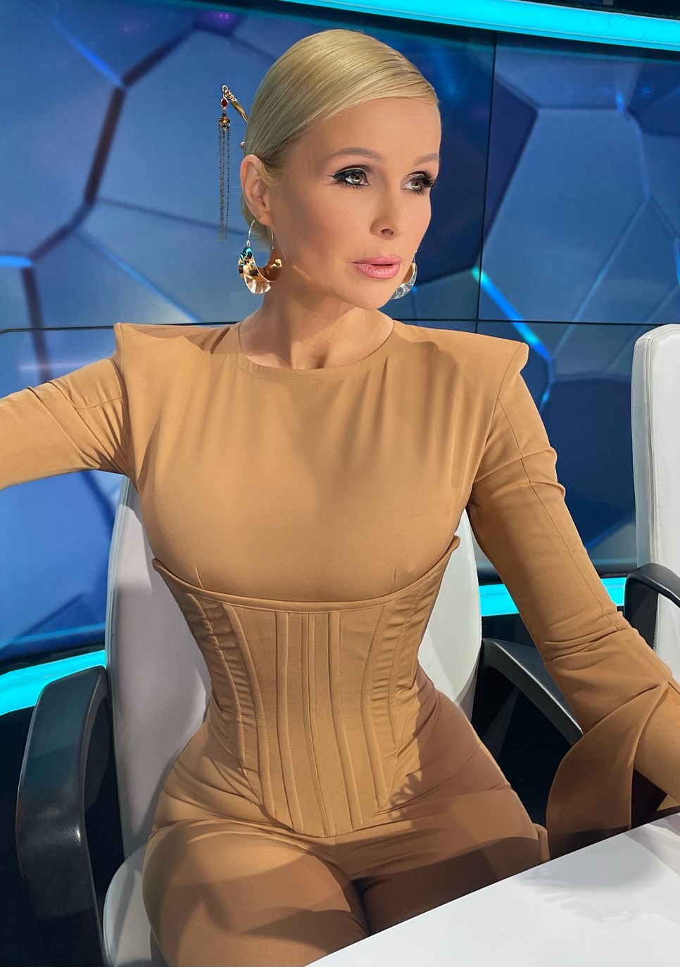 Köllő Babett dereka szürreálisan vékony a Sztárban sztár leszek második öltözékében