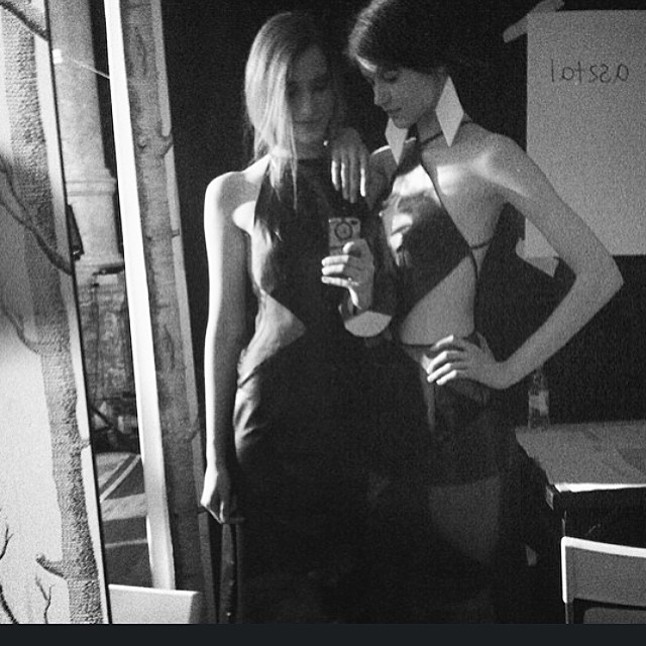 A lányok lelkesen szelfiztek a backstage-ből. Szepesi Melinda és Kondás Kata elválaszthatatlan barátnők.