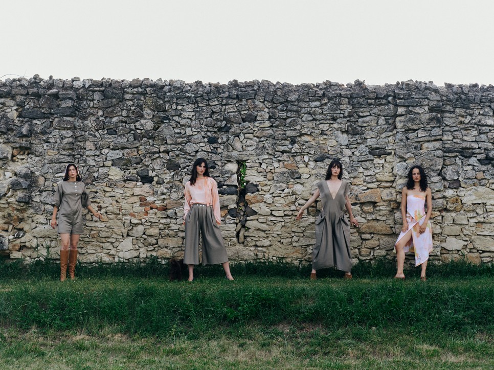 A „Blooming Passion” kollekció kézzel festett textíliákra és egyedi variációra épült.