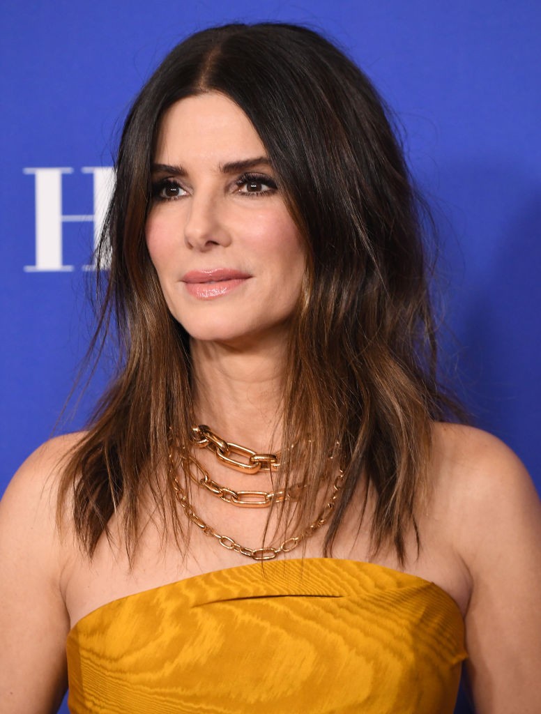 Lágy ombre hullámok: Sandra Bullock finom átmenetes hajvégei és laza hullámai könnyed, mégis rendezett összképet nyújtanak.