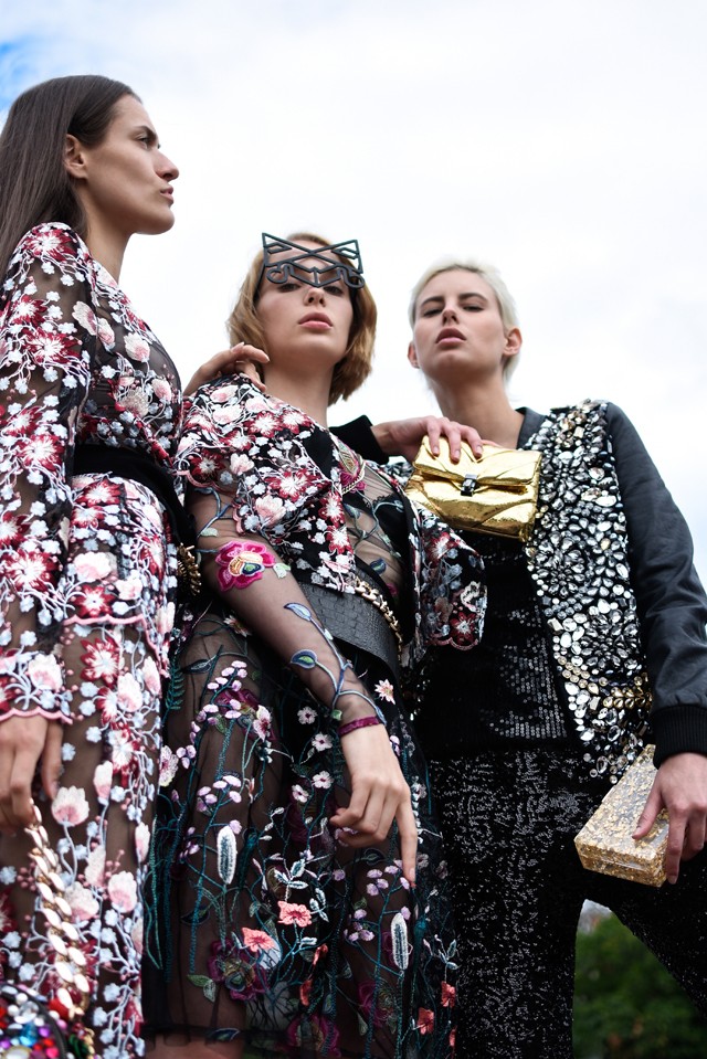 Ki mondta, hogy egy csipkekosztüm, vagy egy kristályos táska nem fér össze egy tornacipővel?