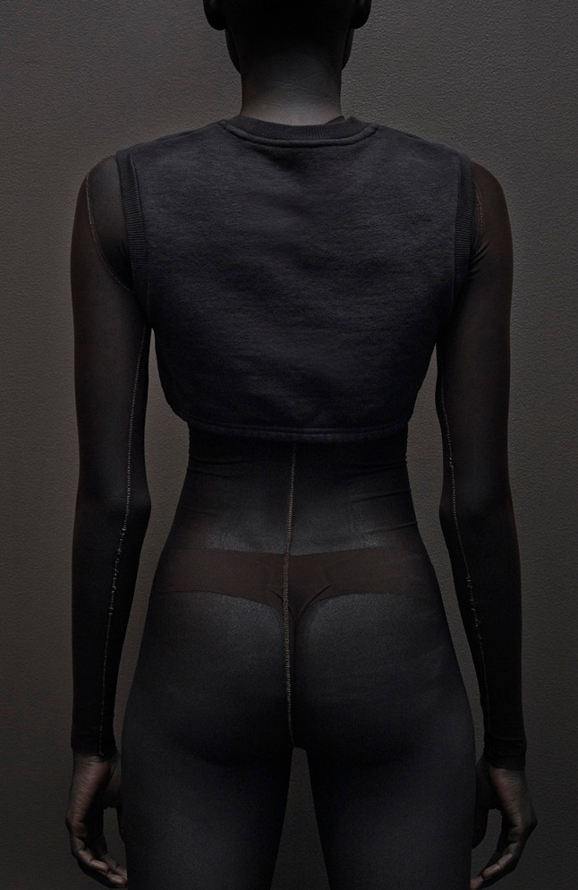 Szakadt harisnyák, szemét, fenékmutogatás és meztelenkedés Kanye West új kollekciójában