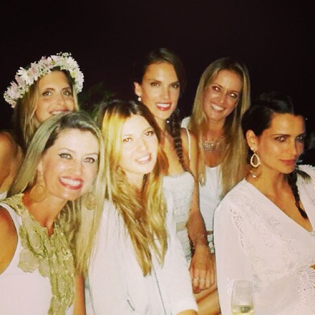 Alessandra Ambrosio hófehér partival köszöntötte 2014-et.