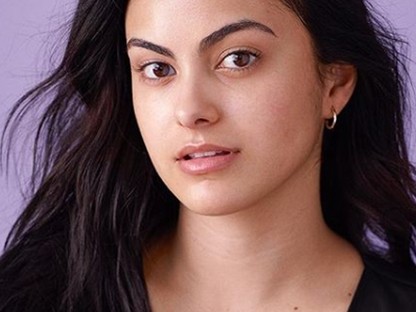 Íme a tökéletes szelfipóz, ha épp pattanásos a homlokod