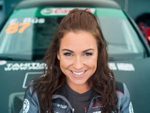 Száguldás négy keréken! Exkluzív interjú Bús Edina autóversenyzővel