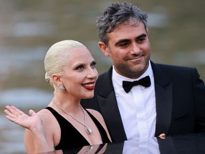 Lady Gaga és vőlegénye zavarba ejtő pillanatokat okoztak a vörös szőnyegen: le sem vették egymásról a kezüket