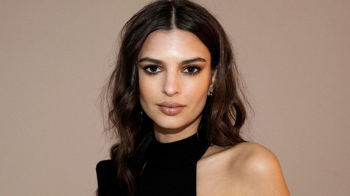 Ilyen ruhát még nem láttál! Emily Ratajkowski fél mellét villantotta benne