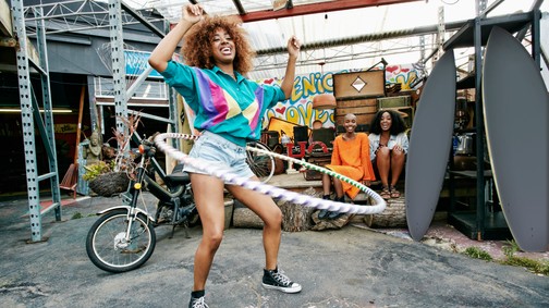 Trendi, olcsó és csodás alakod lesz tőle: a hulahopp a legvidámabb testedzés