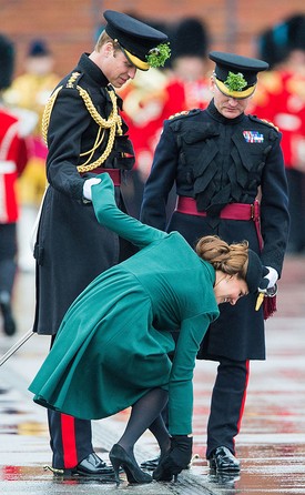 Bár Katalin hercegné általában kifogástalanul viselkedik a hivatalos eseményeken, ő is csak ember, és bizony vele is megesett már, hogy séta közben beakadt a cipője sarka. (2013) 