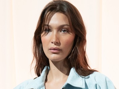 Bella Hadid ezúttal átlátszó fűzőben szexizett a párizsi divathéten