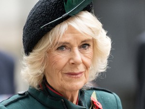 Kamilla királyné lélegzetelállítóan gyönyörű volt Erzsébet királynő nyakláncában