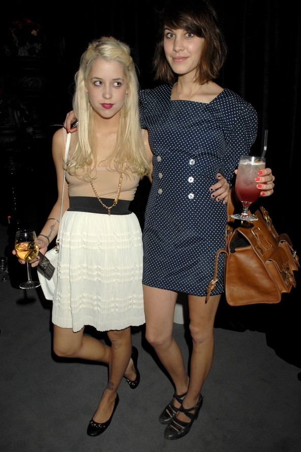 Az it girlök összefognak, itt Alexa Chunggal láthatjuk.