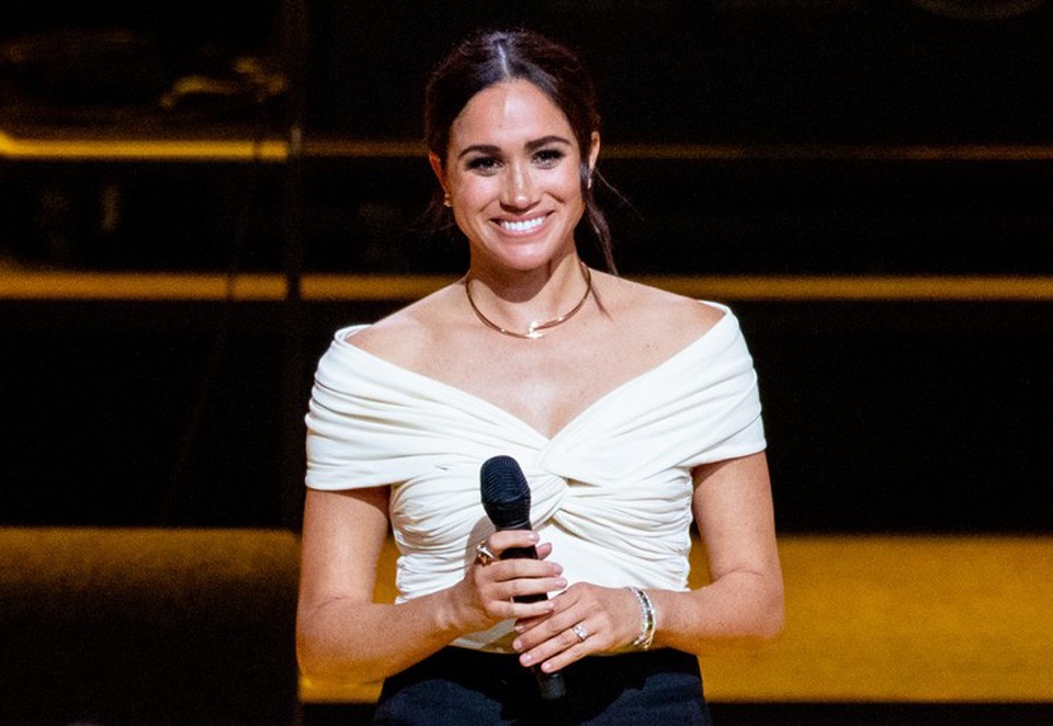  Meghan Markle megjelenését egy Cartier arany nyaklánc tette teljessé