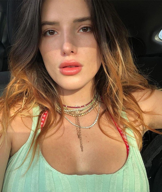 Bella Thorne ismét pucérkodik az Instagramon, ruha nélkül pózol a tükörben