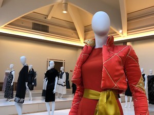 Zoób Katti retrospektív kiállítása megjósolja a jövő trendjeit