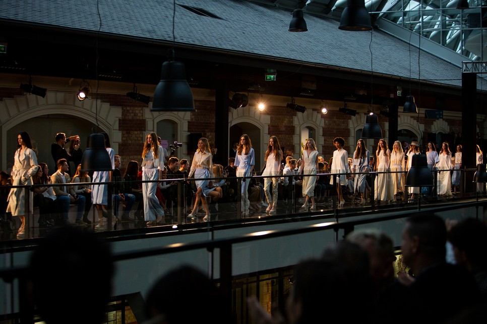 A divatbemutatók október 16-17.  között kerülnek megrendezésre