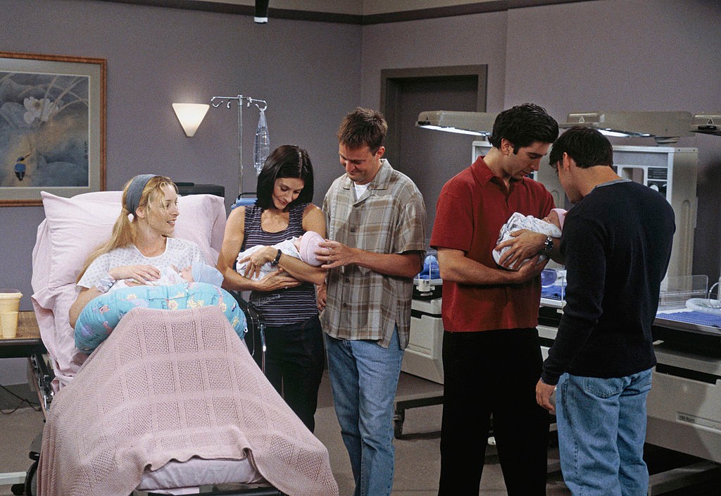 A századik rész (The One Hundredth). Az 5. évad 3. részében Phoebe megszülte testvére és párja hármas ikreit. Korábban azt az ígéretet tették Chandlernek, hogy a fiúk közül az egyik a Chandler nevet kapja, de két fiú és egy lány helyett két lány és egy fiú született. Így végül az egyik lánynak adták a Chandler nevet, Matthew Perry karakterének legnagyobb örömére.