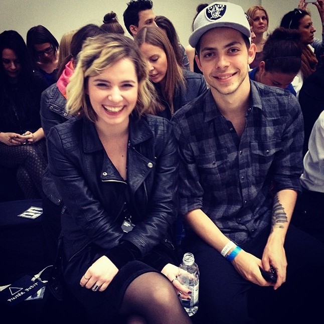 Online szerkesztőnk, Nagy-György Bori és Éder Krisztián remekül szórakoztak, míg a Je Suis Belle bemutatójára vártak.