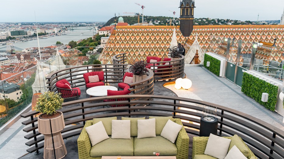 White Raven Skybar & Lounge